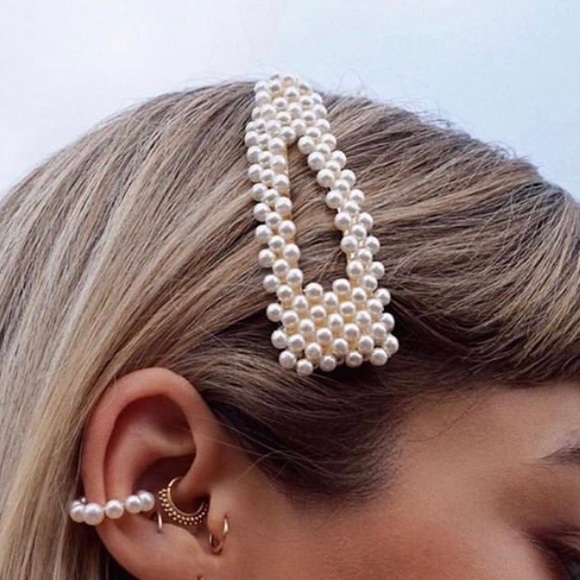 Accessories - S O L D      Bundle of TWO- Trendy Pearl Hair Clip🧚‍♂️NEW.